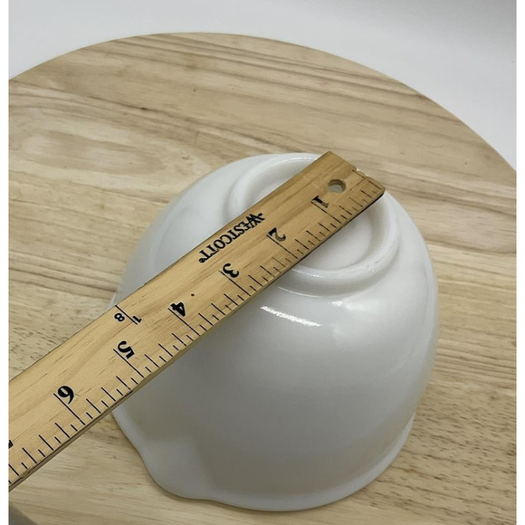 Vintage Milk Glass Mixing Bowl Aprox 6" Spouted 4.5" Tall Kitchenware Baking USA - Picture 7 of 7